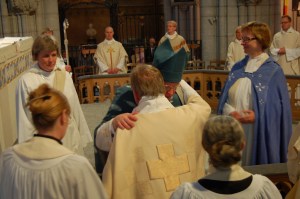 Mikael lyckönskas av Biskop Persenius efter prästvigningen